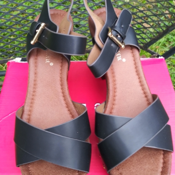 NWT from TBN Black Gemma strapped chunk heel - Picture 2 of 10
